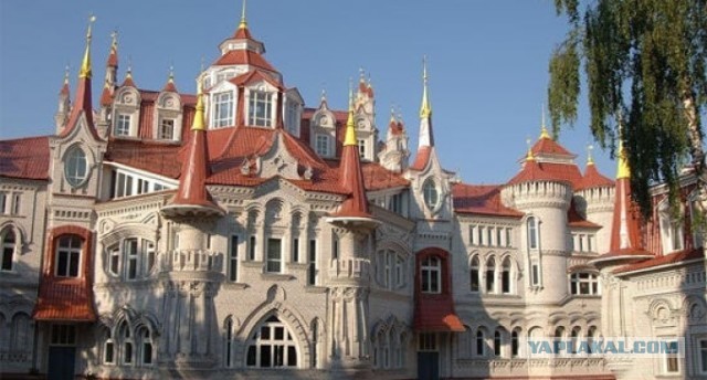Две самые красивые школы в России.