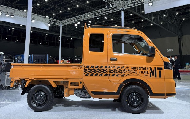 Suzuki представила обновленный кей-грузовик Carry с мотором объемом 0,7 л и мощностью 50 л.с.