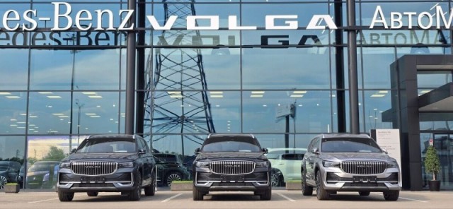 Сравнили. Volga K50 и Volga K40 перед началом продаж выставили возле салона Mercedes-Benz