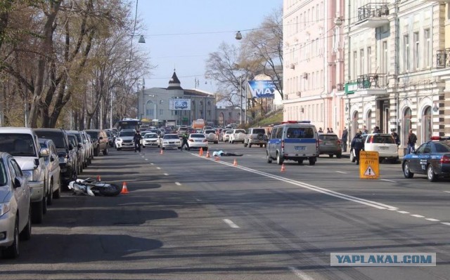 Байкер врезался в пешехода в центре Владивостка