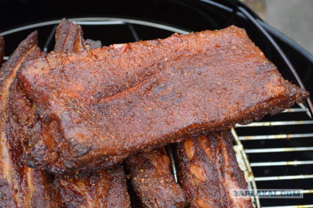 Копченые свиные ребрышки барбекю.