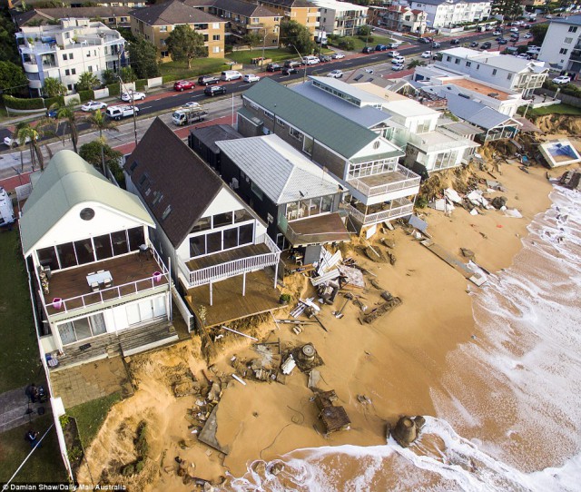 Пляж Колларой в Сиднее до и после шторма, случившегося в прошедший уикенд