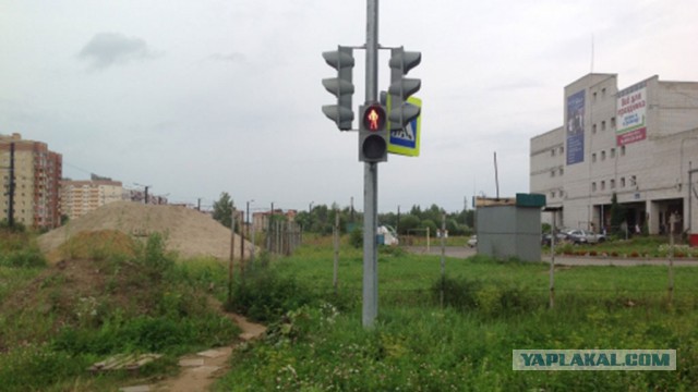 В Приморье заасфальтировали дорогу со столбом ЛЭП посередине