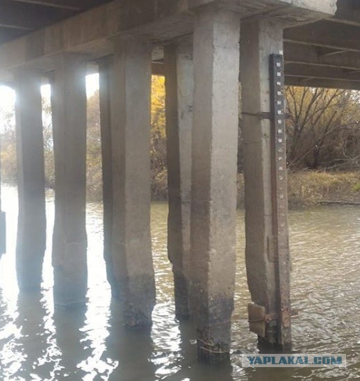 «Грузовые перевозки фактически под запретом»: состояние дорог и мостов в Приморье заставляет водителей нарушать правила