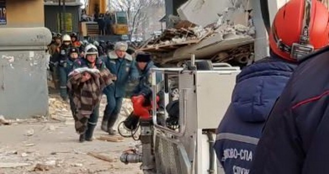 В Магнитогорске в результате взрыва газа обрушился подъезд дома
