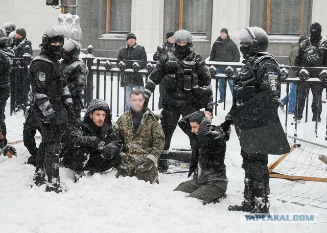 Прямо сейчас на Лубянке около здания ФСБ проходит акция против обнуления президентских сроков, полиция задерживает людей