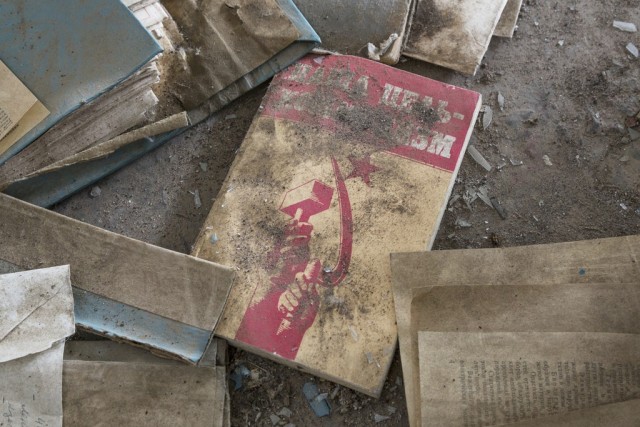 Фотограф тайно пробрался в заброшенный ангар Байконура и снял заброшенный Буран
