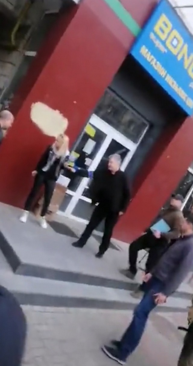 Доброволец  встретил Петра Порошенко