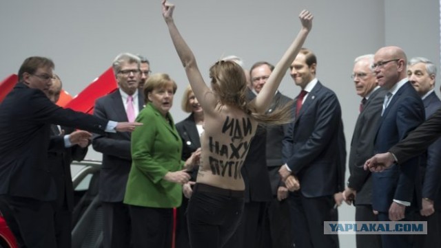 FEMEN показали Путину и Меркель голые груди:))