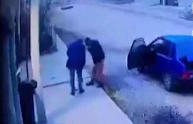 Жуткое видео из Хасавюрта — брошенный в канализацию окурок стал причиной лютого взрыва