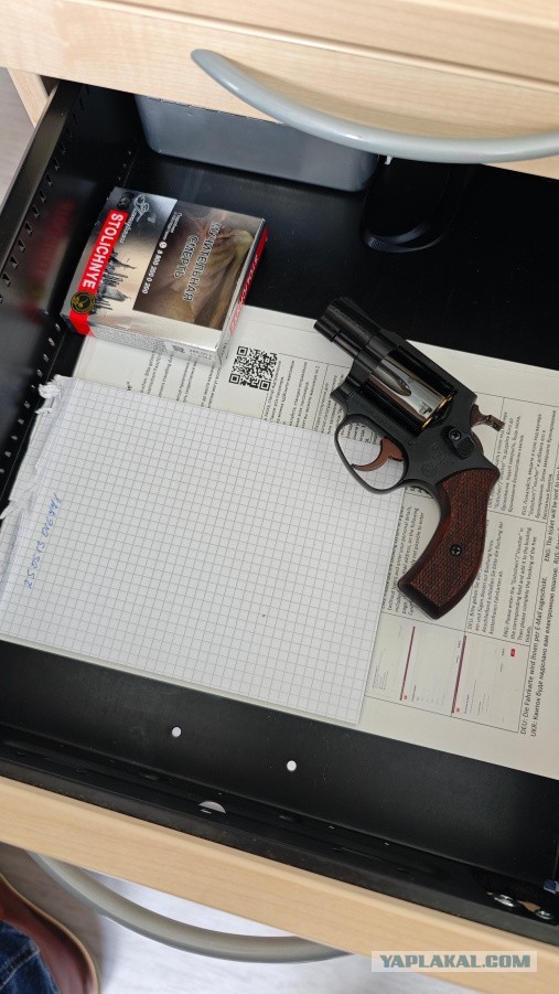 Ящик рабочего стола инспектора по работе с мигрантами