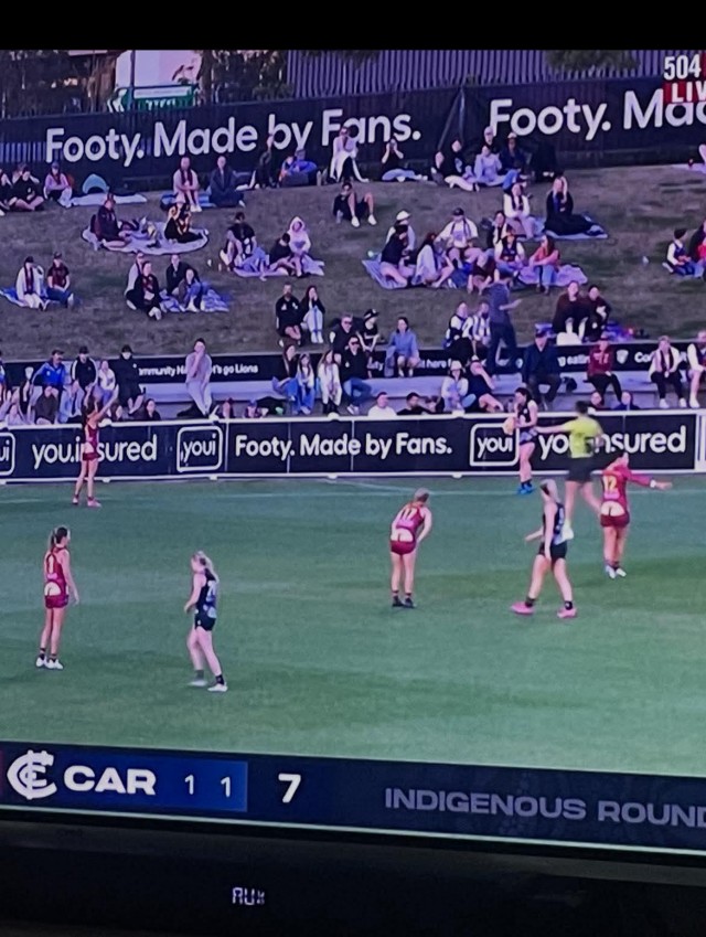 Премию дизайнеру этой формы для женской команды по футболу