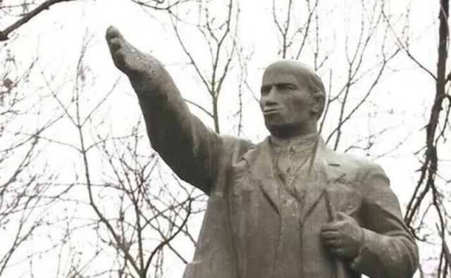 Нашего полку прибыло. Про городские скульптуры