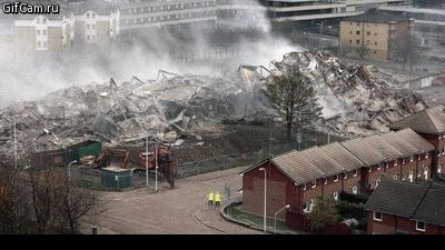 Четкий снос здания посреди жилого района