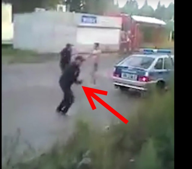 В Ижевске мужчина в одних трусах набросился с ножом на полицейского