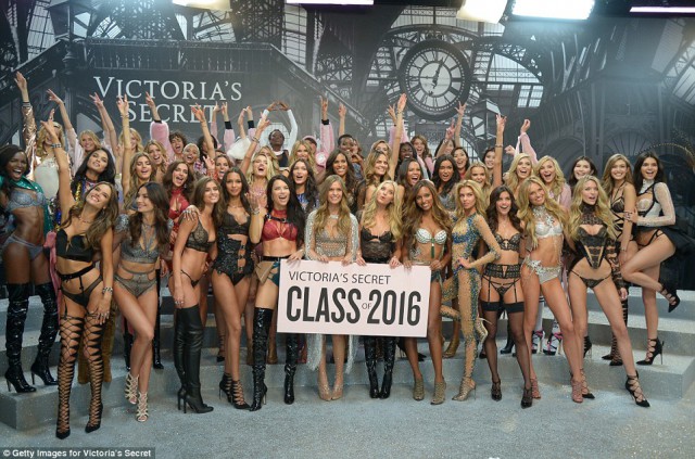 Яркие образы с показа нижнего белья Victoria’s Secret 2016 в Париже