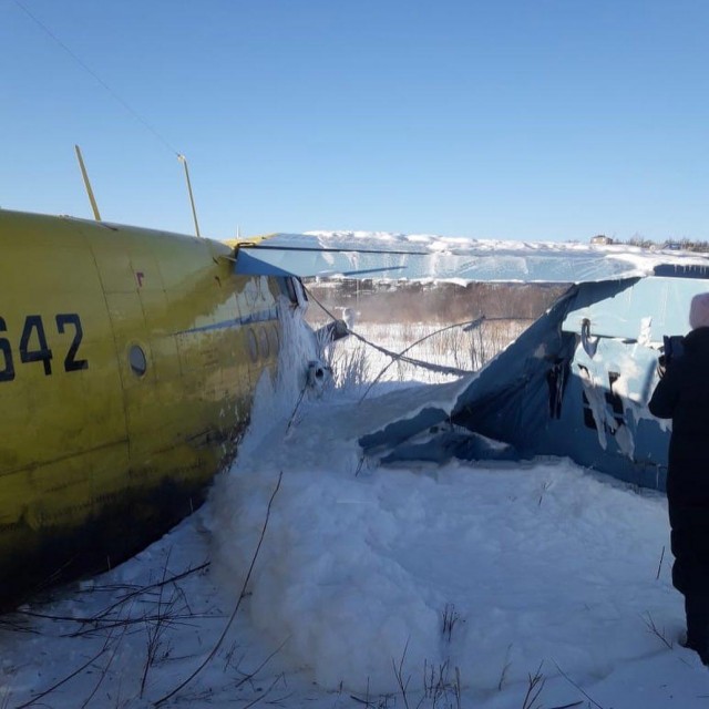 В Магадане самолет Ан-2 сразу после взлета совершил жесткую посадку