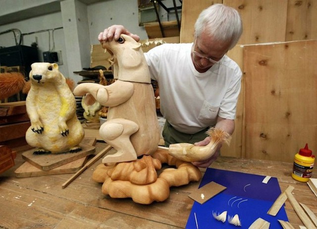 Мастер создает невероятные скульптуры из кедровой стружки