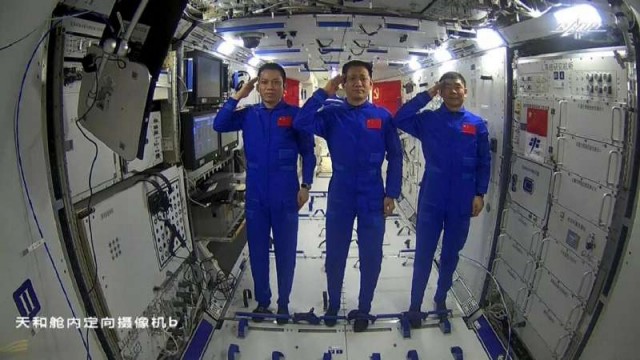 Китайские астронавты впервые вышли в открытый космос. Они работали там в течение семи часов и вернулись на станцию