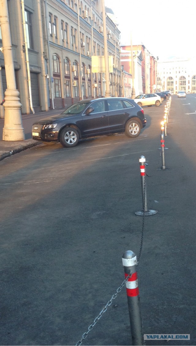 Парковка у Администрации Президента РФ