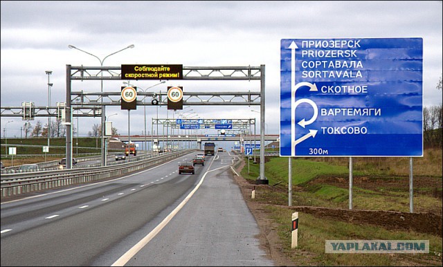 Самая федеральная трасса. На участке дороги между Петербургом и Карелией застряли в грязи 30 машин