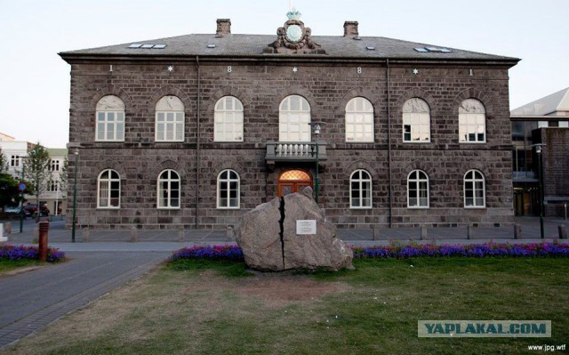 Перед зданием парламента Исландии лежит расколотый камень