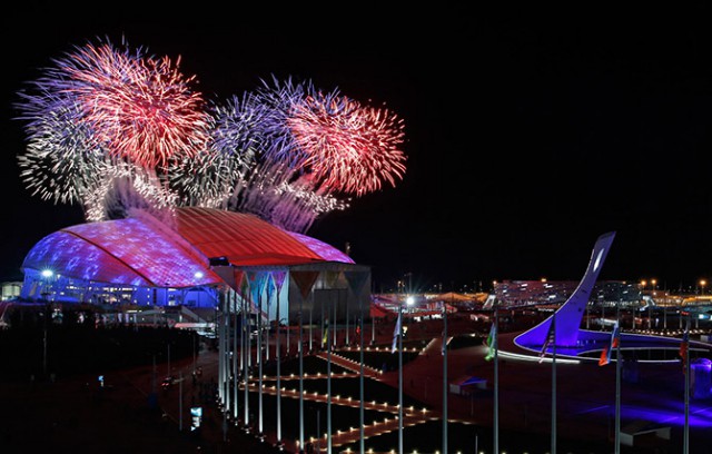 Южнокорейцы встречают прибывших из Москвы олимпийцев флагами РФ