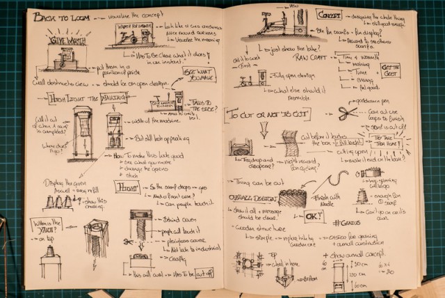 Как парень сделал вязальную машину, чтобы развлечь пассажиров в ожидании поезда