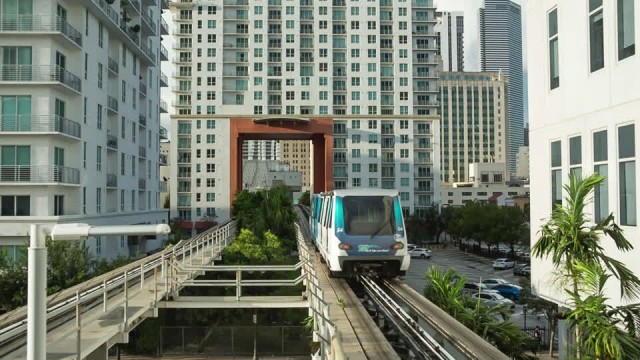 Метро проложили прямо сквозь жилую многоэтажку: как там живут люди?