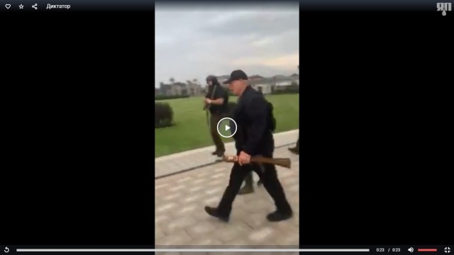 Лукашенко с автоматом. С кем воевать собрался?