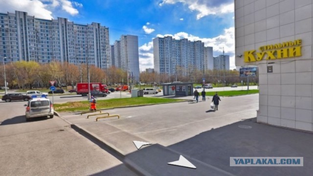 В Москве водитель такси сбил дверью подростка на самокате