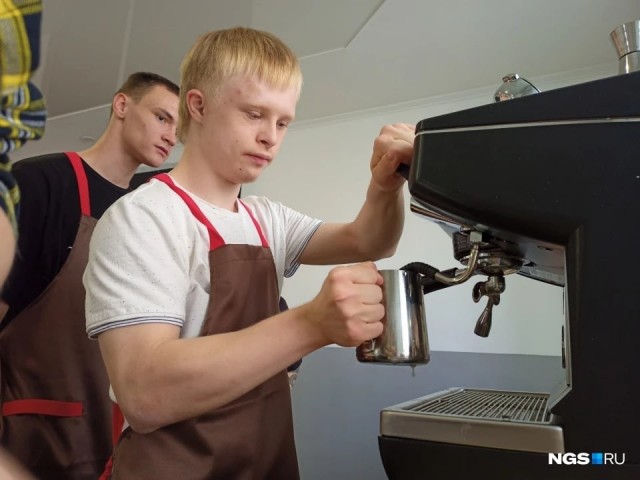 Необычную кофейню открыли в центре Новосибирска — в ней работают люди с синдромом Дауна