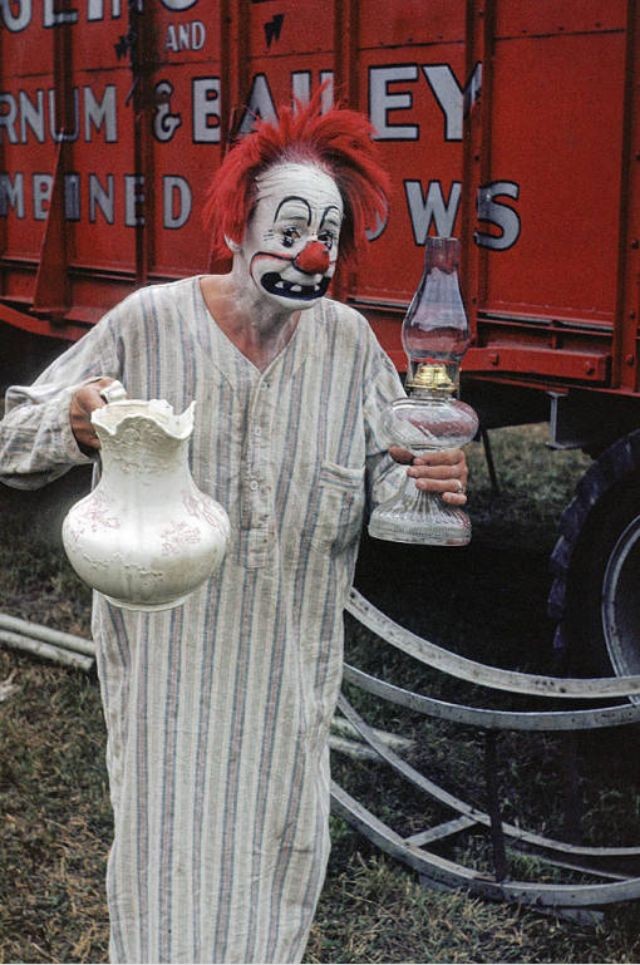Источник психологических травм для целого поколения: криповые клоуны 40-х годов, сфотографированные их фанатом