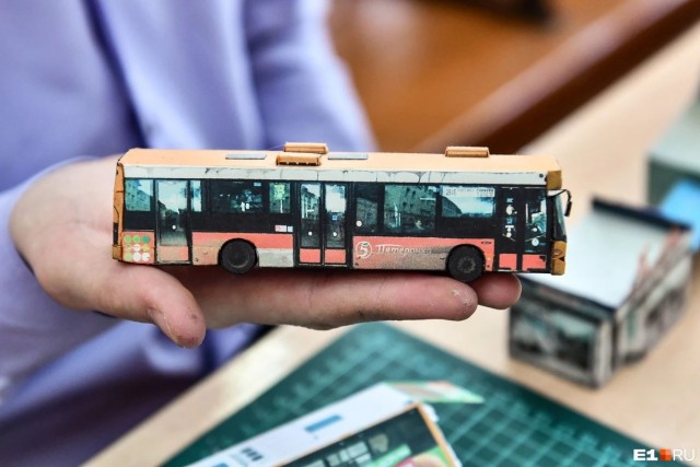 «Разбитый зад — это изюминка». В Екатеринбурге школьник делает из бумаги точные копии автобусов и трамваев