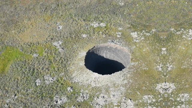 Гигантская дыра в Сибири растёт и излучает тепло — это не просто мерзлота
