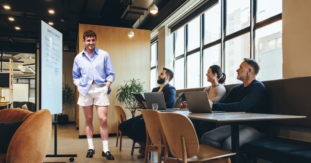 В 71% московских компаний разрешили носить шорты из-за жары