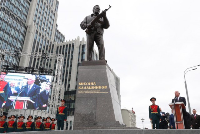 Макаревич раскритиковал памятник Калашникову. "Бездарная, уродливая скульптура"