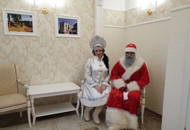 В ЗАГСе Петергофа отказались торжественно поженить Деда Мороза и Снегурочку