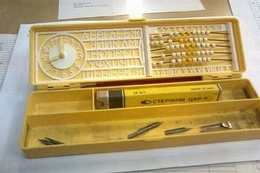 Россияне обсудили школьные пеналы советских времен