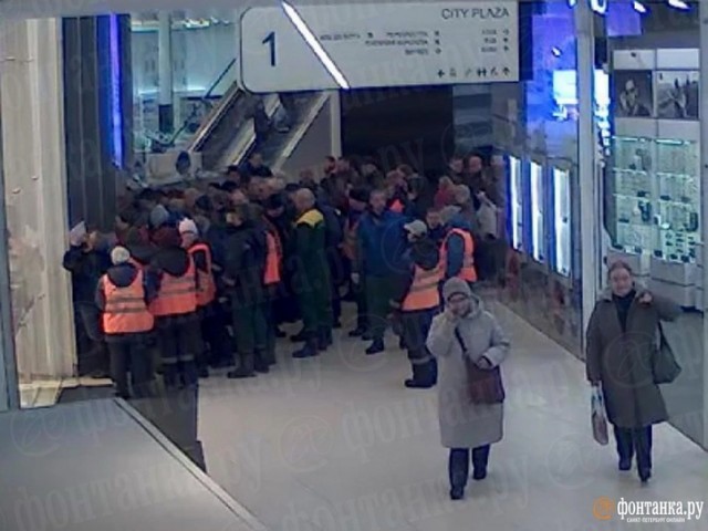 В Петербурге люди в оранжевых жилетках встали в очередь, чтобы поставить подпись за выдвижение кандидата в президенты