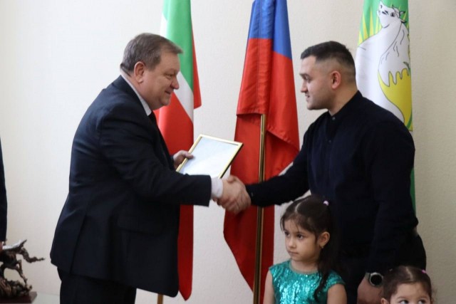 В Татарстане опять не нашлось многодетных семей коренных народов России, поэтому жилищные сертификаты подарили таджикам
