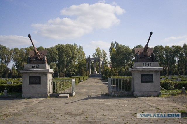 Власти Польши оцепили кладбище,