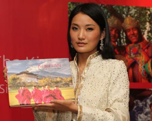 Вот как проходят трудовые будни королевы Бутана. Не жизнь, а сказка!
