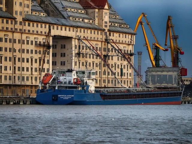 Под аркой моста в Крым прошло первое судно