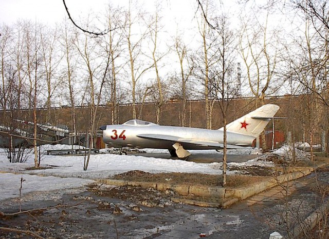Самолет во дворе