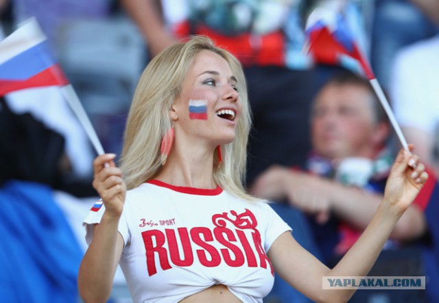 Ярая болельщица на матче Россия - Сауд Аравия