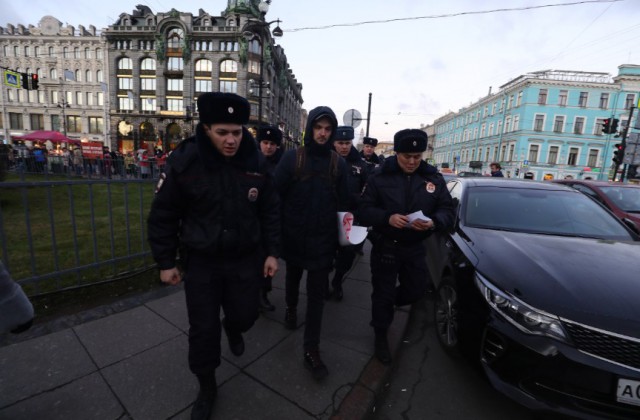 В центре Петербурга пару часов назад задержали мужчин с плакатом «Путин — гарантия завтрашнего дна»