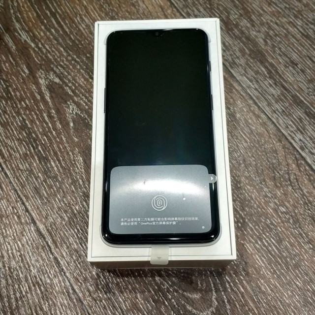 Млщный телефон OnePlus 6T