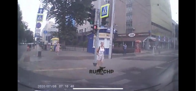 Не для слабонервных — момент вчерашнего ДТП в Краснодаре с двух ракурсов.