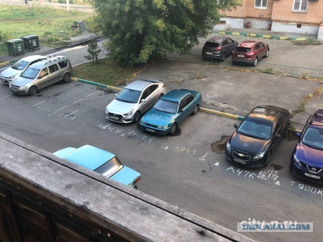 В новокузнецком дворе появились «именные» парковки